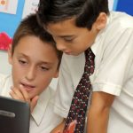 GEMS惠灵顿小学的2个小男孩看电脑