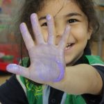 GEMS世界学院迪拜分校的小朋友用手掌彩绘