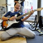 海德堡国际学校的学生弹电吉他