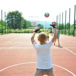 海德堡国际学校的学生在运动场玩球