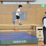 海德堡国际学校的学生在木板上奔跑