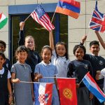 独立波恩国际学校的学生们举着各国旗帜