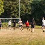 索灵国际学校的学生们踢足球