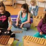 奥格斯堡国际学校的学生在练习乐器