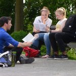 法兰克福莱因-美茵国际学校的学生在室外讨论问题