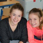 莱茵国际学校的2个女学生微笑