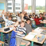 莱茵国际学校的学生开心地在课堂上