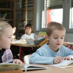 莱茵国际学校的幼儿园小朋友认真看书