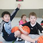 莱茵国际学校的学生在篮球场
