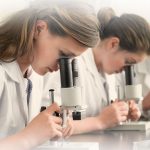 乌尔姆/新乌尔姆国际学校的学生使用显微镜
