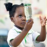 杰贝阿里学校的幼儿园小朋友拿着水瓶