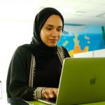 朱美拉英语学校阿拉伯牧场校区的学生使用苹果电脑