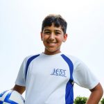 朱美拉英语学校阿拉伯牧场校区的小男孩拿着足球