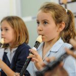 朱美亚英语学校朱美亚校区的学生们练习吹长笛