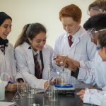 肯特学院迪拜分校的学生们在做化学实验
