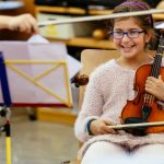 慕尼黑国际学校的学生练习小提琴