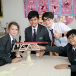 迪拜诺德安达国际学校的学生动手完成工程桥梁项目