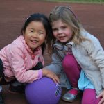 QSI明斯特国际学校的2个小女孩玩球