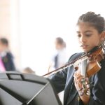 莱普顿学校迪拜分校的小女孩拉小提琴