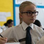 莱普顿学校迪拜分校的戴着眼镜的小女孩在认真听课