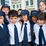 莱普顿学校迪拜分校的学生们在教学楼前穿着校服合影