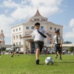 莱普顿学校迪拜分校的学生们踢足球