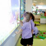 萨法社区学校的幼儿园小朋友使用互动白板
