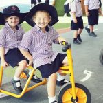 萨法社区学校的幼儿园小朋友骑双人车
