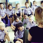 萨法社区学校的幼儿园小朋友听老师讲故事