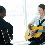 萨法社区学校的2个学生弹吉他