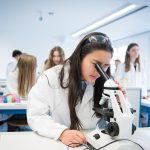 圣乔治英国国际学校科隆校区的学生看显微镜