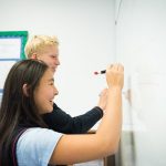 圣乔治英国国际学校科隆校区的学生在白板上写字