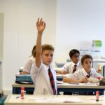 圣乔治英国国际学校科隆校区的学生举手