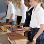 圣乔治英国国际学校科隆校区的学生玩乐器