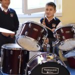 圣乔治英国国际学校杜伊斯堡-杜塞尔多夫校区的学生练习架子鼓