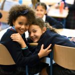 圣乔治英国国际学校杜伊斯堡-杜塞尔多夫校区的学生拥抱
