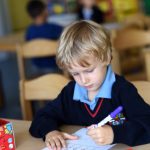 圣乔治英国国际学校杜伊斯堡-杜塞尔多夫校区的小男孩写作业