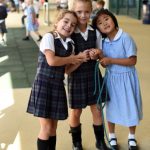 圣乔治英国国际学校慕尼黑校区的小女孩靠在一起