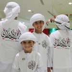 研究科学学校的学生穿着阿拉伯文字T恤