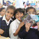 研究科学学校的孩子们开心地拿着故事书