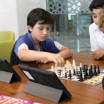 研究科学学校的学生和老师下国际象棋
