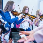 斯特洛霍夫国际学校的学生拉小提琴