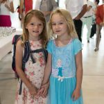 图林根国际学校的2个穿裙子小女孩