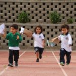 迪拜环球美国学校的幼儿园小朋友在跑道上奔跑