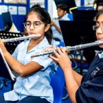 阿卜顿学校的学生练习吹长笛
