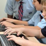 温彻斯特学校的学生使用电脑