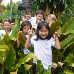 棉兰私立学校的学生在丛林里扮怪兽