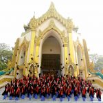 缅甸国际学校的毕业生们扔毕业帽