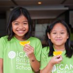 iCAN英国国际学校的学生吃橙子