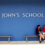 圣约翰学校的校名印在深蓝色墙上